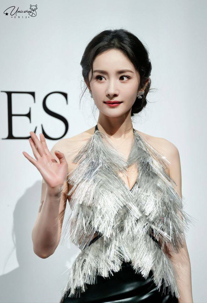 杨蜜 脱衣前后对比-脱衣论坛-社区-小蓝书
