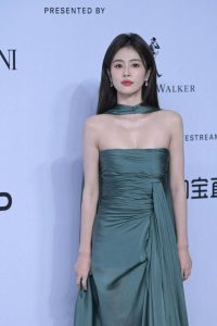 白鹿 全裸去衣-脱衣论坛-社区-小蓝书